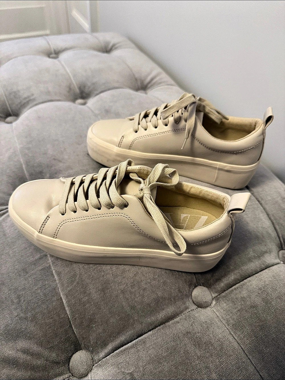 Veja Women's Sneakers in Cream EU 37